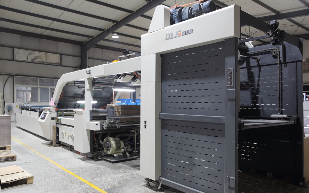 Automatic flute laminating line mounting litho sheets to corrugated