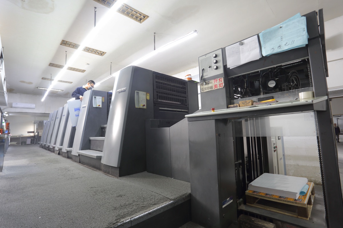 Heidelberg Speedmaster CD 74 7-color press with coater at Sinso