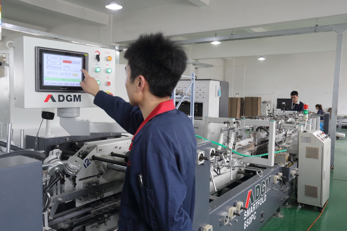 Fully automatic high-speed folder-gluer on Sinso finishing line